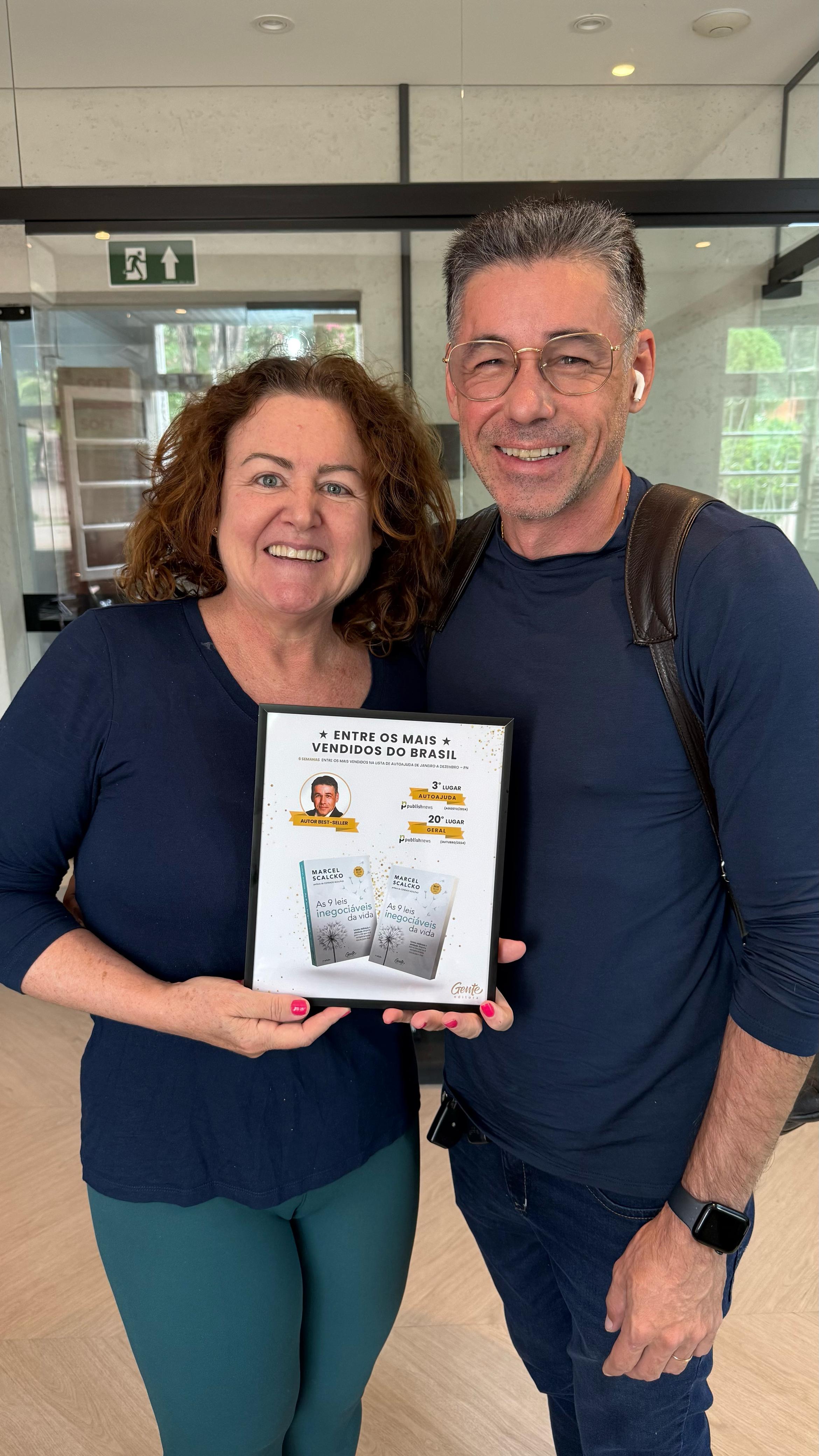 Marcel e Magda com o best-seller